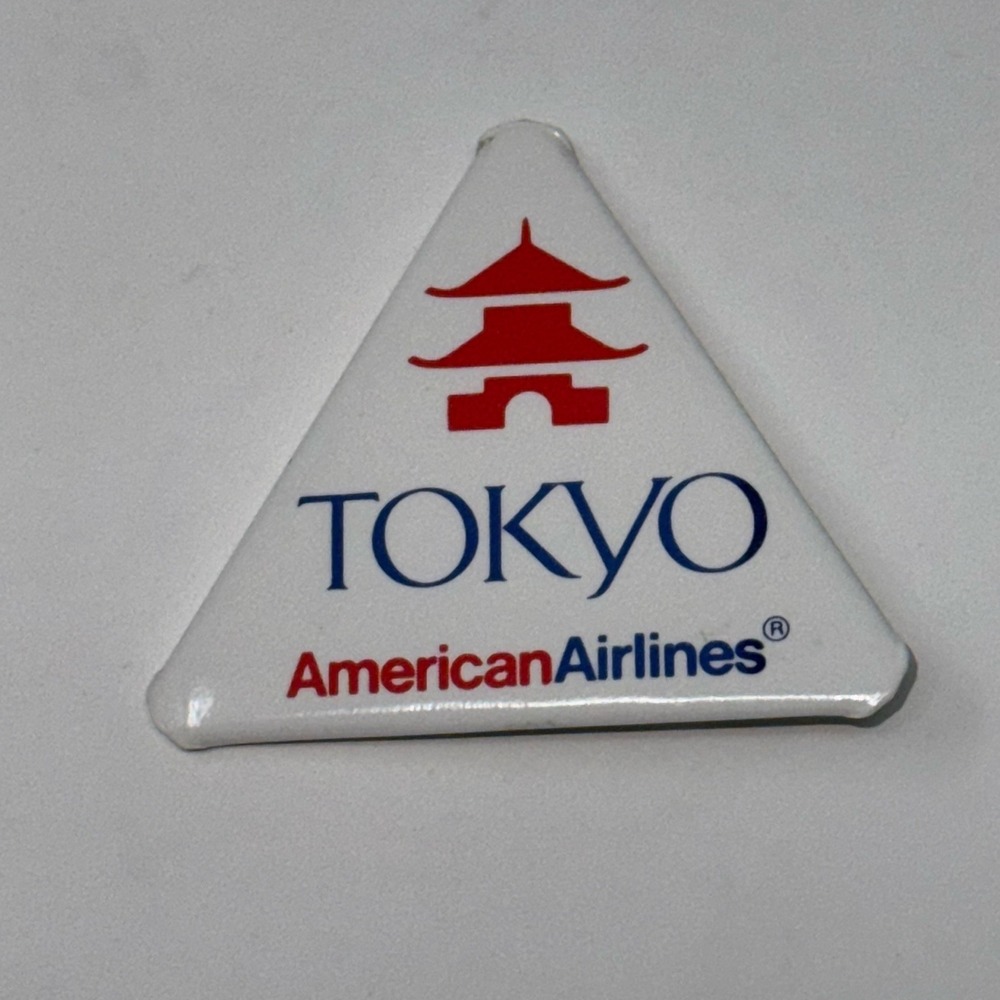 VINTAGE nos PINBACK BUTTON - TRIANGLE SHAPE - AMERICAN AIRLINES - TOKYO